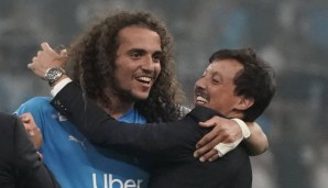 Matteo Guendouzi und Pablo Longoria feiern 2022 die direkte Champions-League-Qualifikation.