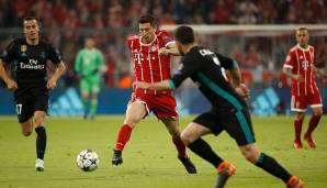 Robert Lewandowski: Begann spritzig und schlug nach wenigen Sekunden eine Flanke auf Hummels. Bei Standards mehrfach an Chancen beteiligt. Dass er nach dem James-Freistoß so schwach abschloss, war unnötig. Insgesamt kein guter Auftritt. Note: 5.