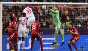 FC BAYERN - SVEN ULREICH: Seine starke Parade gegen Aaronson (24.) verhinderte ein schnelles 0:2. Auch gegen Adeyemi mit toller Reaktion (80.). Beim 0:1 ohne Chance. Souverän und tadellos. Note: 2,5.