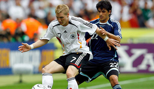 4:2 nach Elfmeterschießen: Schweini (l.) und Co. siegten bei der WM 2006 gegen die Gauchos