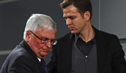 Oliver Bierhoff (r.) und Theo Zwanziger bei der Pressekonferenz in Bonn