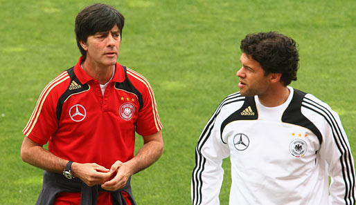 Joachim Löw (l.) will nach Ballacks WM-Aus die Kräfte bündeln