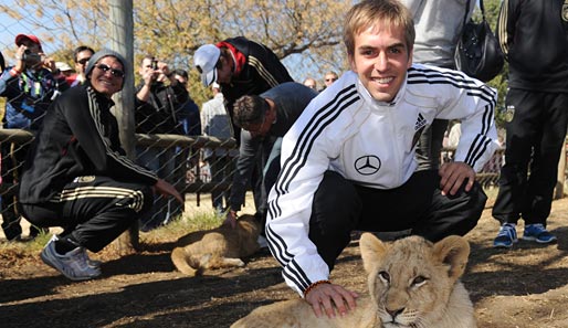 DFB-Kapitän Philipp Lahm stellt sich der Journaille - ohne seinen vierbeinigen Freund