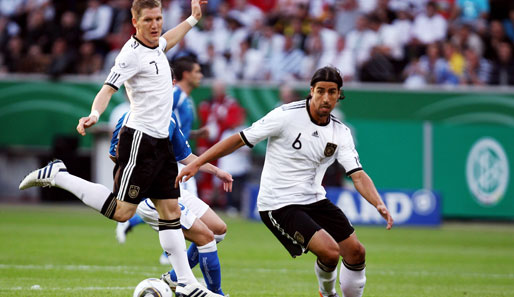 Während Schweinsteiger (l.) sein 75. Länderspiel machte, war's für Khedira erst das sechste Mal