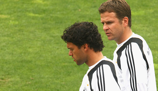 Noch keine Entscheidung über die weitere Zukunft: Michael Ballack (l.) und die Nationalmannschaft