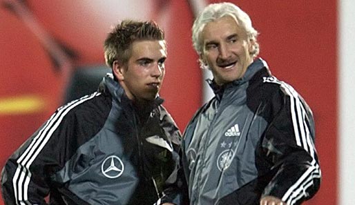 Philipp Lahm (l.) attackiert weiter, Rudi Völler hat dazu seine eigene Meinung