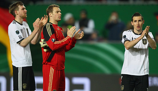 Bundestrainer Joachim Löw bangt vor der EM um Per Mertesacker (l.) und Miroslav Klose (r.)