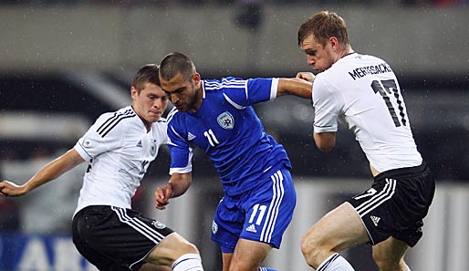 Duell im Leipziger Regen: Toni Kroos (l.) und Per Mertesacker (r.) gegen Itay Shechter