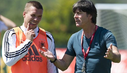 Joachim Löw (r.) im Einzelgespräch mit Lukas Podolski