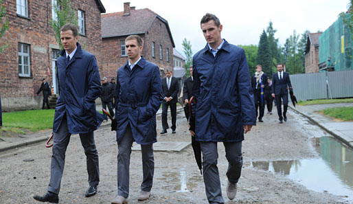 Oliver Bierhoff, Philipp Lahm und Miro Klose (v.l.n.r.) beim Besuch der Gedenkstätte in Auschwitz