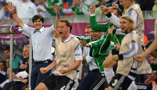 Joachim Löw (l.) und Co. jubeln während der Viertelfinal-Begegnung gegen Griechenland