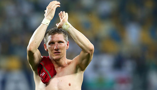 Bastian Schweinsteiger lässt sich nach dem Auftaktsieg gegen Portugal feiern