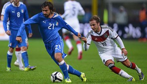 Mario Götze (r.) im Duell mit Andrea Pirlo