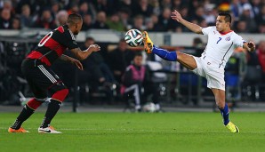 Alexis Sanchez (r.) spitzelt Jerome Boateng die Kugel vor der Nase weg