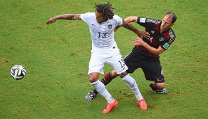 Benedikt Höwedes (r.) hatte seine liebe Mühe gegen die USA