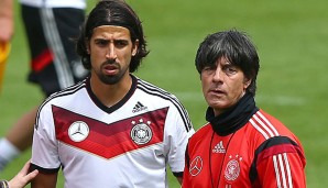 Joachim Löw (r.) könnte Sami Khedira gegen Algerien erneut auf die Bank setzen