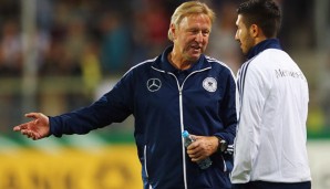 Seit Sommer 2013 ist Horst Hrubesch (l., mit Emre Can) Trainer der deutschen U 21