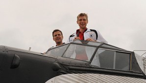 Oliver Bierhoff (l.) springt Mertesacker (r.) zur Seite