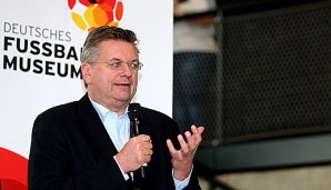 Reinhard Grindel muss aus Reihen der Politik viel Kritik einstecken