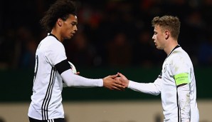 Leroy Sane und Max Meyer beim Spiel gegen die Färöer Inseln