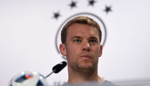 Manuel Neuer stellt sich den Fragen der Presse