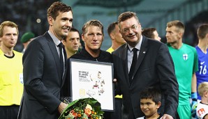 Bastian Schweinsteiger wird vom DFB-Präsident Grindel verabschiedet