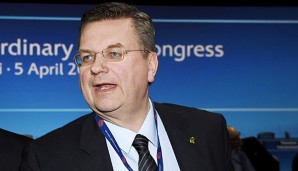 Reinhard Grindel sieht den Aufstieg von Bibiana Steinhaus in die Bundesliga positiv