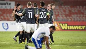 Das Team der U21 feiert den Sieg über Israel