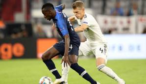 Blaise Matuidi: Schwacher Auftritt des 31-Jährigen. Wirkte etwas überrascht von der Körperlichkeit der deutschen Elf. Ließ sich im zweiten Durchgang vermehrt ins Zentrum fallen, blieb aber unauffällig. Note: 5.