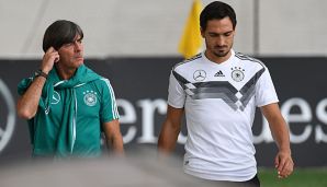 Joachim Löw (l.) und Mats Hummels stehen in der Kritik.