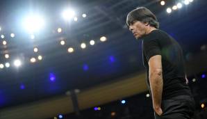 Joachim Löw unter den Lichtern des Stade de France in Paris.