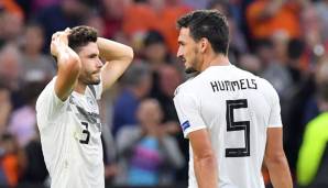 Jonas Hector (l.) und Mats Hummels können die Niederlage nicht fassen.