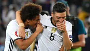 Leroy Sane (l.) vermisst Mesut Özil im DFB-Team.