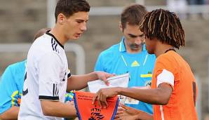 Leon Goretzka als Kapitän vor einem U17-Länderspiel gegen die Niederlande im September 2011.