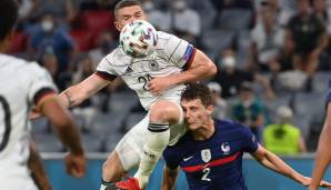 Benjamin Pavard wurde von Robin Gosens kurzzeitig ausgeknockt.