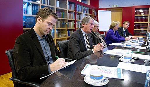 Oliver Bierhoff, DFB-Team-Manager und Schirmherr des Integrationspreises, während der Sitzung