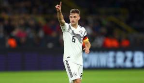 JOSHUA KIMMICH: Führte die ersatzgeschwächte DFB-Elf erstmals als Kapitän aufs Feld. Sorgte mit hohem läuferischen Einsatz lange für Ordnung im Mittelfeld. Allerdings auch einige Fehlpässe, von denen einer fast zum Ausgleich führte (80.). Note: 3.