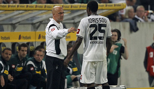 Gladbachs Stürmer Mohamadou Idrissou (r.) ist beim Pokal-Spiel gegen 1899 Hoffenheim nicht dabei