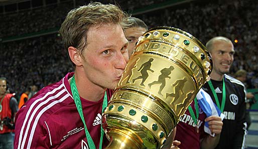 Titelverteidiger Schalke mit Kapitän Benedikt Höwedes trifft auf den Karlsruher SC