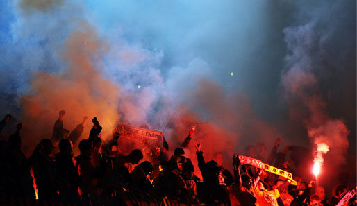 Während des Spiels wurde Pyrotechnik gezündet und Gegenstände auf das Spielfeld geworfen