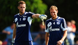 Ralf Fährmann (l.) wird wohl vorerst weiter nur im Training Anweisungen geben können