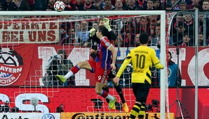 Mitch Langerak trifft bei dieser Aktion Lewandowski im Gesicht