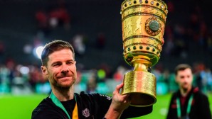 Leverkusen-Trainer Xabi Alonso reckte in der vergangenen Saison den DFB-Pokal in die Höhe.