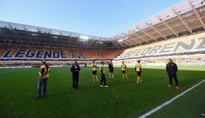 Die Spieler sind beeindruckt: Die Fans haben beinahe das ganze Stadion verhüllt