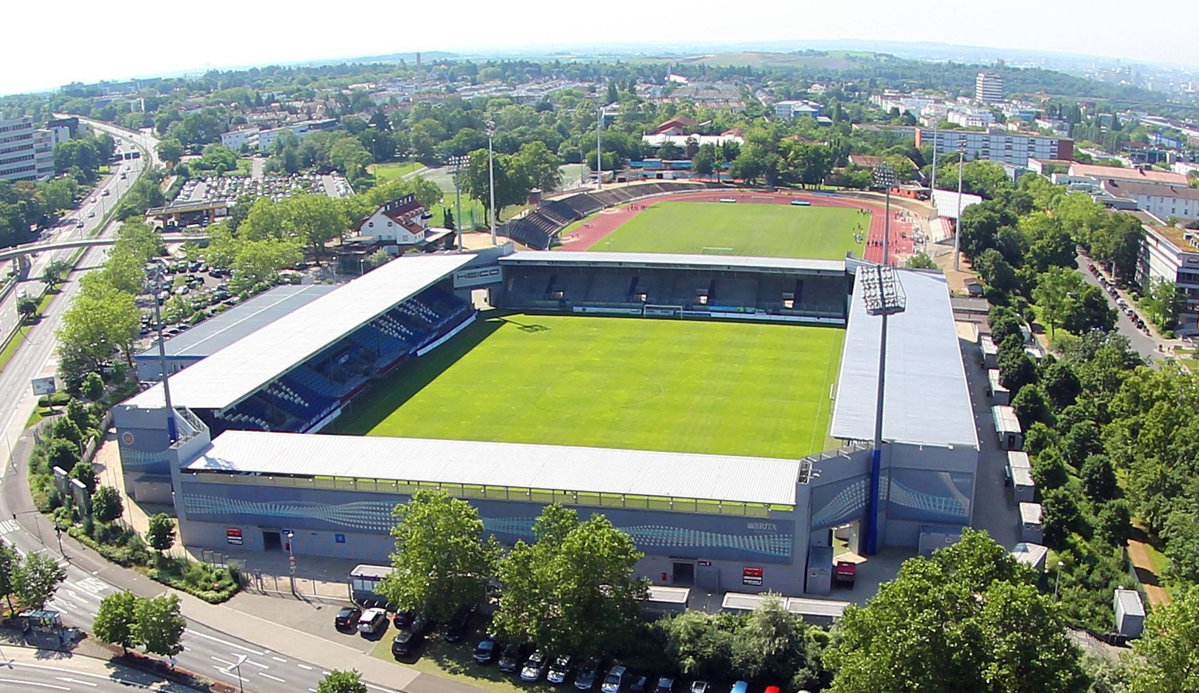 Das Spiel findet in der Brita-Arena in Wiesbaden statt.