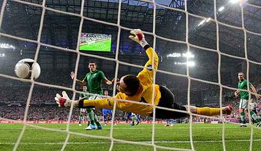 Das Ende der irischen Hoffnungen. Von Givens Kopf fliegt der Ball zum 1:3 ins Tor