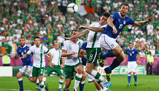 Antonio Cassano (r.) besorgte per Kopfball die Führung der Italiener