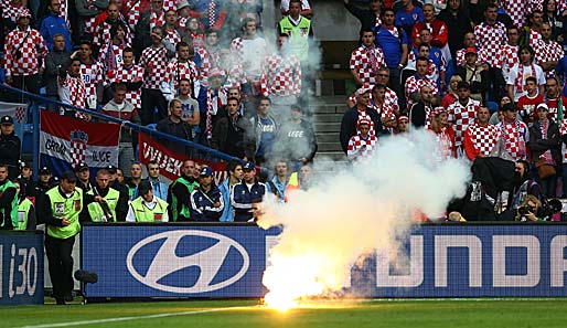 Gegen Italien flogen wieder einmal Bengalos aus dem kroatischen Fanblock