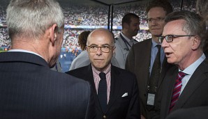 Bernard Cazeneuve (Mitte) und Thomas de Maiziere (Rechts) vor der EM