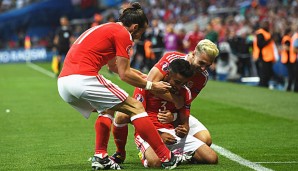 Neil Taylor (Nr. 3) erzielt den zweiten Treffer für Wales